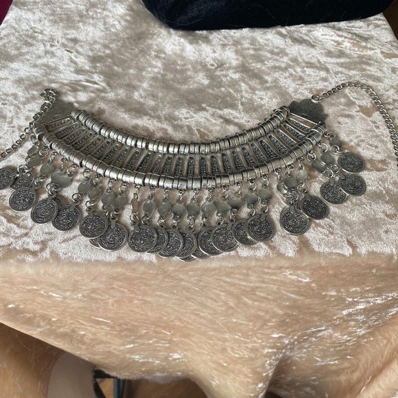 GORGEOUS STATEMENT CHOKER (EUC) - Picture 8 of 8